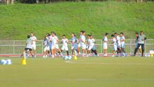 Laga kedua timnas akan digelar di 7000th Anniversary Stadium, Chiangmai, Thailand, Senin (8/12/2025) pukul 18.00 WIB. Tampak dalam foto, pemain Tim Nasional (Timnas) Indonesia U-22 melakukan sesi latihan di Rajamangala University of Technology Lanna Stadium, Doi Saket, Chiang Mai pada Minggu (7/12/2025) sore waktu setempat. (Bola.com/Bagaskara Lazuardi)