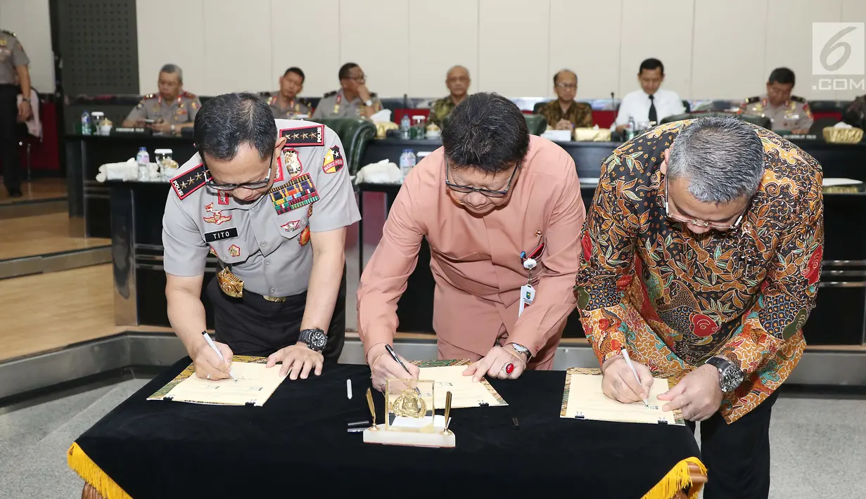 Kapolri Jenderal Pol Tito Karnavian bersama Menteri Dalam Negeri Tjahjo Kumolo dan Mendes PDTT Eko Putro Sandjojo menandatangani Nota Kesepahaman mengenai dana desa di gedung Rupatama Mabes Polri, Jakarta, Jumat (20/10). (Liputan6.com/Angga Yuniar)