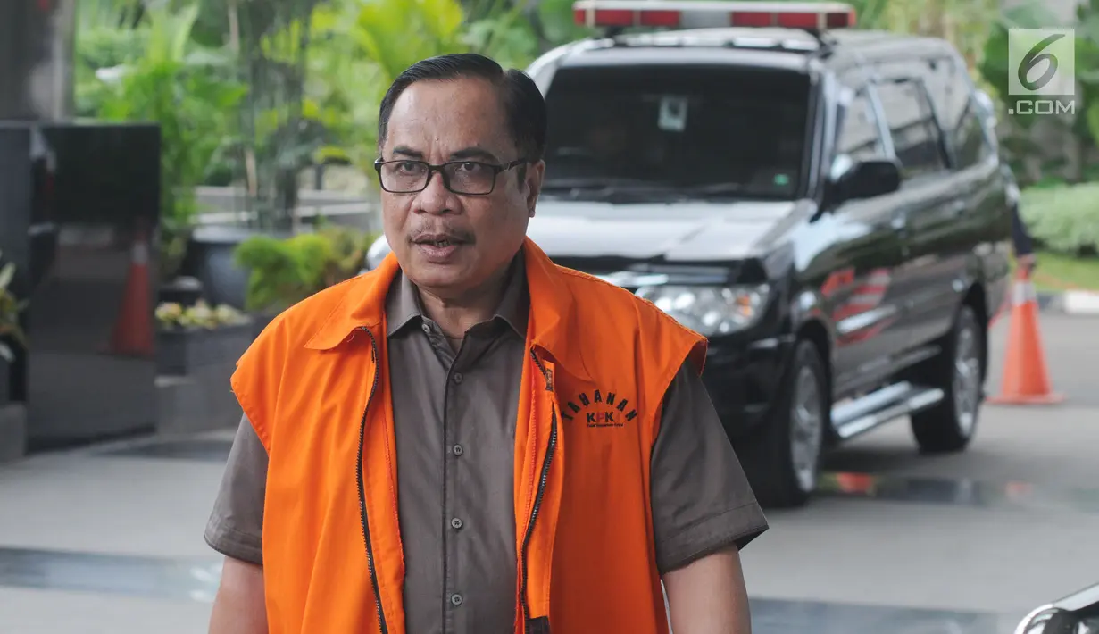 Terpidana kasus e-KTP mantan Dirjen Dukcapil Kemendagri, Irman menuju Gedung KPK, Jakarta, Senin (19/3). Irman juga diperiksa sebagai saksi untuk tersangka mantan Dirut PT. Murakabi Sejahtera, Irvanto Hendra Pambudi. (Merdeka.com/Dwi Narwoko)