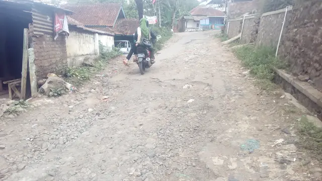 Jalan menuju kawasan makam godok terlihat rusak dan bergelombang