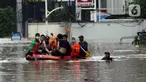 Petugas menggunakan perahu karet mengevakuasi beberapa warga yang terjebak banjir di kawasan Jalan Kemang Raya, Jakarta, Sabtu (20/2/2021). Hujan yang mengguyur Jakarta sejak Jumat (19/2) membuat sejumlah titik di Jakarta terendam banjir. (Liputan6.com/Helmi Fithriansyah)