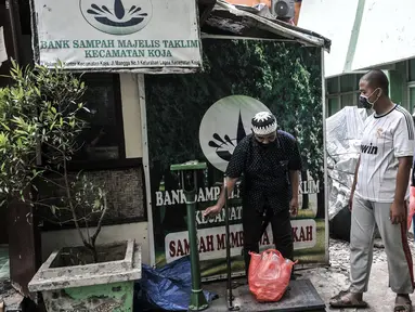 Sejumlah siswa saat memberikan kantong berisi sampah anorganik di Bank Sampah Majelis Taklim, Kecamatan Koja, Jakarta, Rabu (12/8/2020). Sebagai bentuk kepedulian sosial terhadap dunia pendidikan dan meningkatkan kesadaran anak untuk tidak membuang sampah sembarangan. (merdeka.com/Iqbal S. Nugroho)