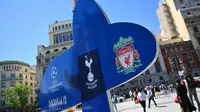 Penanda final Liga Champions 2018-2019 antara Tottenham Hotspur Vs Liverpool. Puluhan ribu fans dua tim akan membanjiri Madrid, yang menjadi tuan rumah perhelatan bergengsi tersebut.  (AFP / Gabriel Bouys)