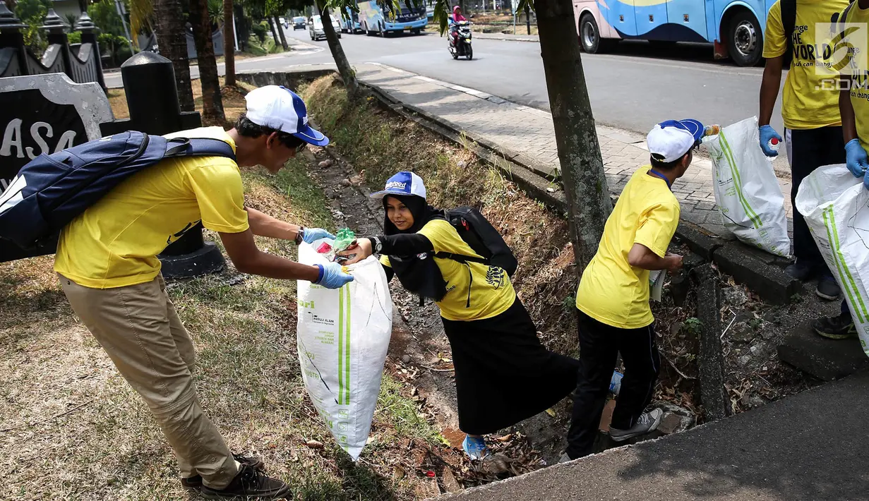 Sejumlah relawan membersihkan sampah di kawasan Taman Mini Indonesia Indah (TMII), Jakarta, Sabtu (15/9). Gerakan World Cleanup Day 2018 yang digelar Indofood bertujuan meningkatkan kesadaran masyarakat menjaga lingkungan. (Liputan6.com/Fery Pradolo)