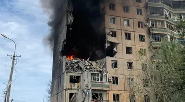 Bangunan tempat tinggal sembilan lantai yang sebagian hancur akibat serangan rudal Rusia di Rig Kryvyi, di tengah invasi Rusia ke Ukraina Pada 31 Juli 2023. (AFP/Ukrainian Emergency Service)