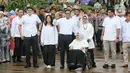 Calon Presiden nomor urut 1 Anies Baswedan (tengah) bersama keluarganya berjalan menuju TPS 60, Lebak Bulus, untuk menggunakan hak pilihnya pada Pemilu 2024, Jakarta, Rabu (14/2/2024). (Liputan6.com/Angga Yuniar)