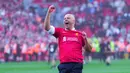 Arne Slot, pada usia 46 tahun dan 222 hari, berhasil mencatatkan namanya sebagai salah satu manajer termuda yang memenangkan gelar Premier League. (AP Photo/Jon Super)