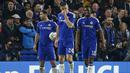 Para pemain Chelsea tampak kecewa usai takluk dari PSG. Akibat kekalahan ini The Blues terpaksa puasa gelar pada musim ini dan terancam gagal ke Liga Champions musim depan. (Reuters/Eddie Keogh)
