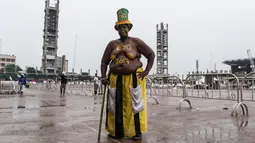 Seorang pria berpose saat menghadiri Festival Eyo di Tafawa Balewa Square di Lagos, Nigeria (20/5). (AFP Photo/Stefan Heunis)