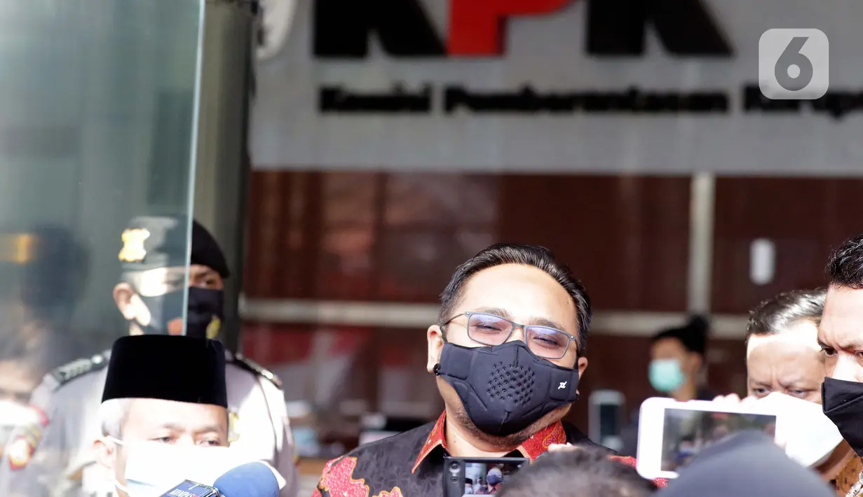 Menteri Agama (Menag) Yaqut Cholil Qoumas memberi keterangan jelang meninggalkan Gedung KPK, Jakarta, Rabu (3/3/2021). Menag Yaqut Cholil Qoumas datang untuk membahas program dan berkoodinasi terkait pencegahan korupsi di lingkungan Kementerian Agama (Kemenag). (Liputan6.com/Helmi Fithriansyah)