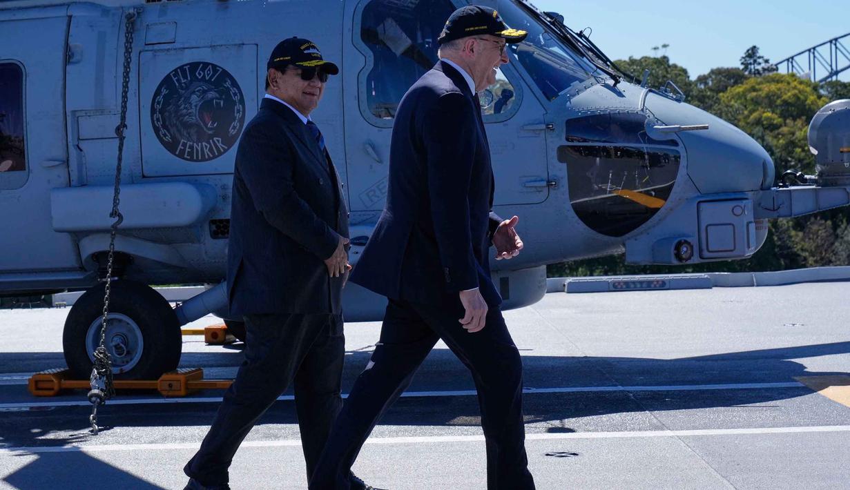 Kunjungan ini menjadi salah satu agenda penting dalam rangkaian kunjungan kenegaraan Prabowo ke Australia. Tampak dalam foto, Presiden Indonesia Prabowo Subianto (kiri) dan Perdana Menteri Australia Anthony Albanese berjalan di dek kapal HMAS Canberra di pangkalan armada Kuttabul di Sydney, Australia, Rabu 12 November 2025. (AP Photo/Rick Rycroft)
