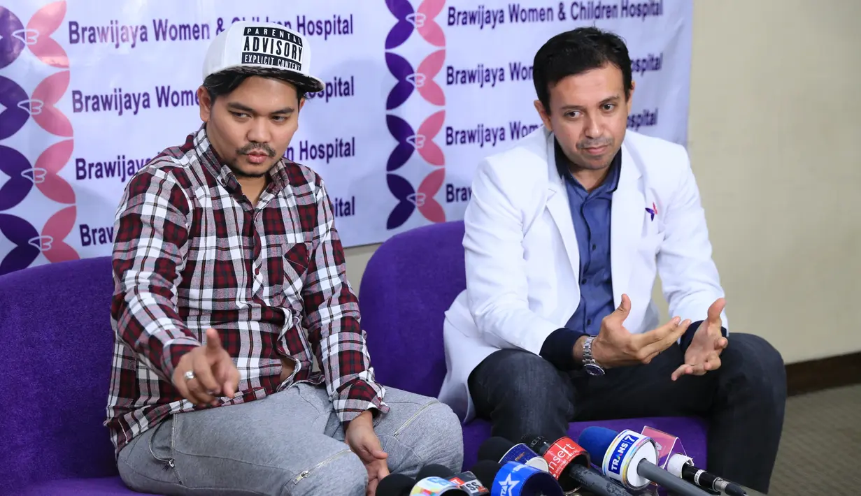 Begitu juga saat pulang dari kerja. Ia tidak pulang ke rumah tapi langsung ke rumah sakit. Apalagi setelah istri menjalani operasi, sang istri tidak boleh banyak gerak. (Adrian Putra/Bintang.com)