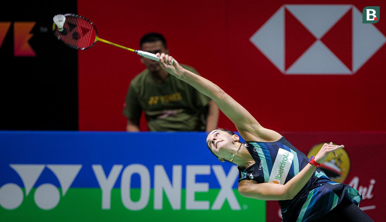 Pebulu tangkis tunggal putri Spanyol, Carolina Marin menerima kok dari pebulu tangkis China, Chen Yu Fei saat semifinal Indonesia Open 2024 di Istora Senayan, Jakarta, Sabtu (08/06/2024). (Bola.com/Bagaskara Lazuardi)