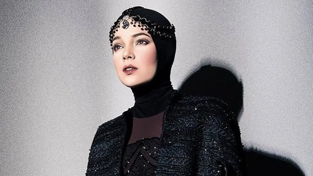 [Bintang] 8 Potret Artis Indonesia Pakai Busana Hitam, Siapa Paling Cantik?