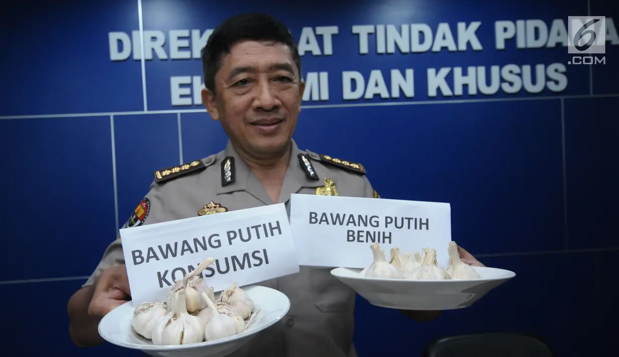 Jubir Divhumas Polri Kombes Pol Slamet Pribadi menunjukkan perbedaan bawang putih konsumsi dan benih saat rilis penyalahgunaan distribusi bawang putih impor di Jakarta, Kamis (31/5). DirTipideksus mengamankan 30.000 ton. (Liputan6.com/Helmi Fithriansyah)