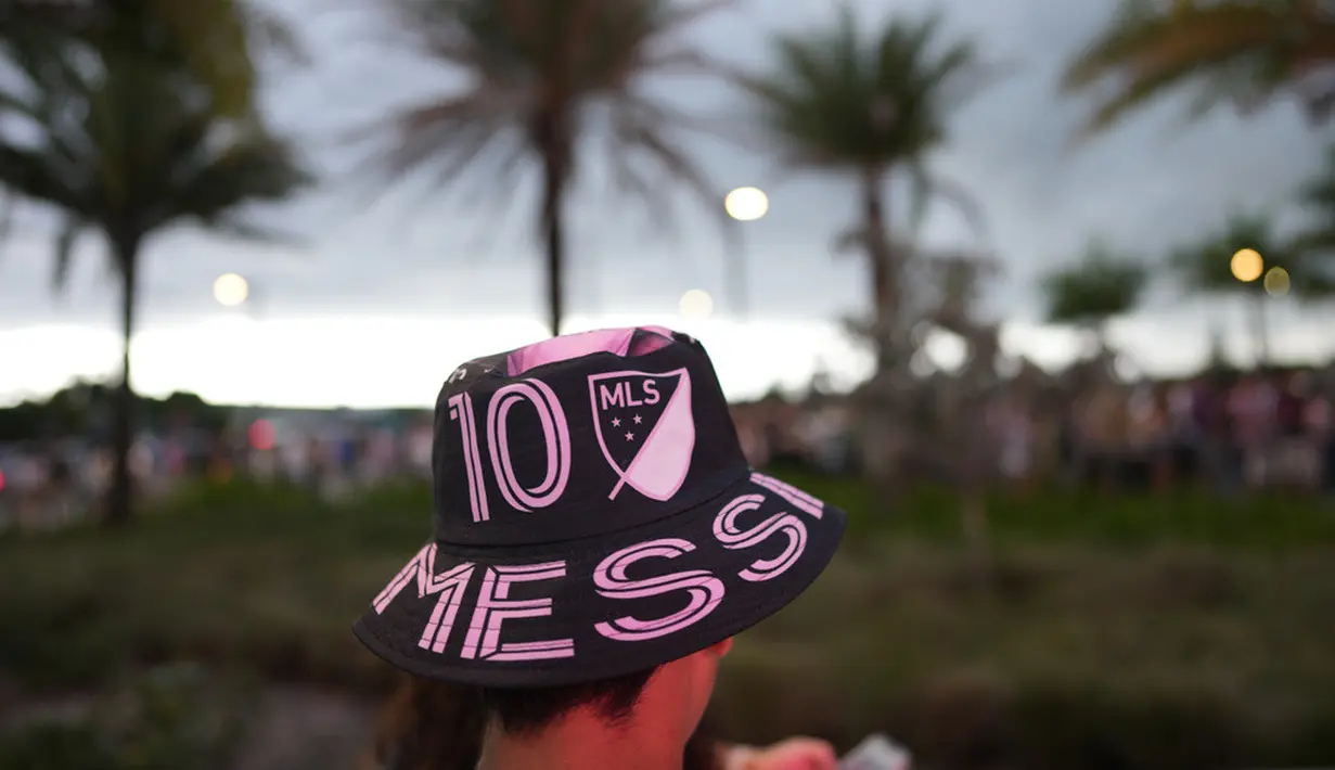 <p>Tiket-tiket pertandingan Inter Miami kini laku keras. Sebagian pembeli adalah fans Messi yang belum pernah menonton Inter Miami. (AP Photo/Rebecca Blackwell)</p>