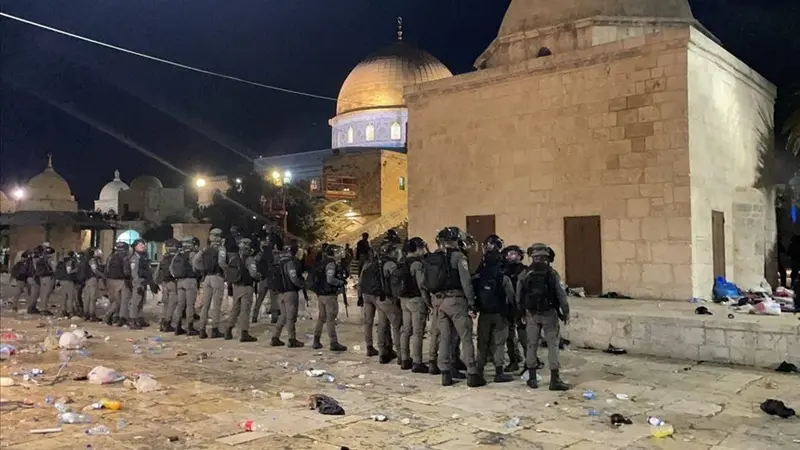 Pasukan keamanan Israel terlihat saat mereka memasuki Masjid Al-Aqsa di Yerusalem, mengintervensi jamaah Muslim dengan granat setrum selama salat pada 7 Mei 2021. (Mostafa Alkharouf - Anadolu Agency)