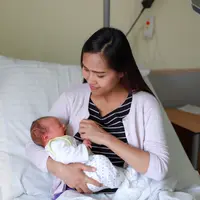 Apa perbedaan doula dan bidan?/Copyright shutterstock.com/g/Onjira+Leibe