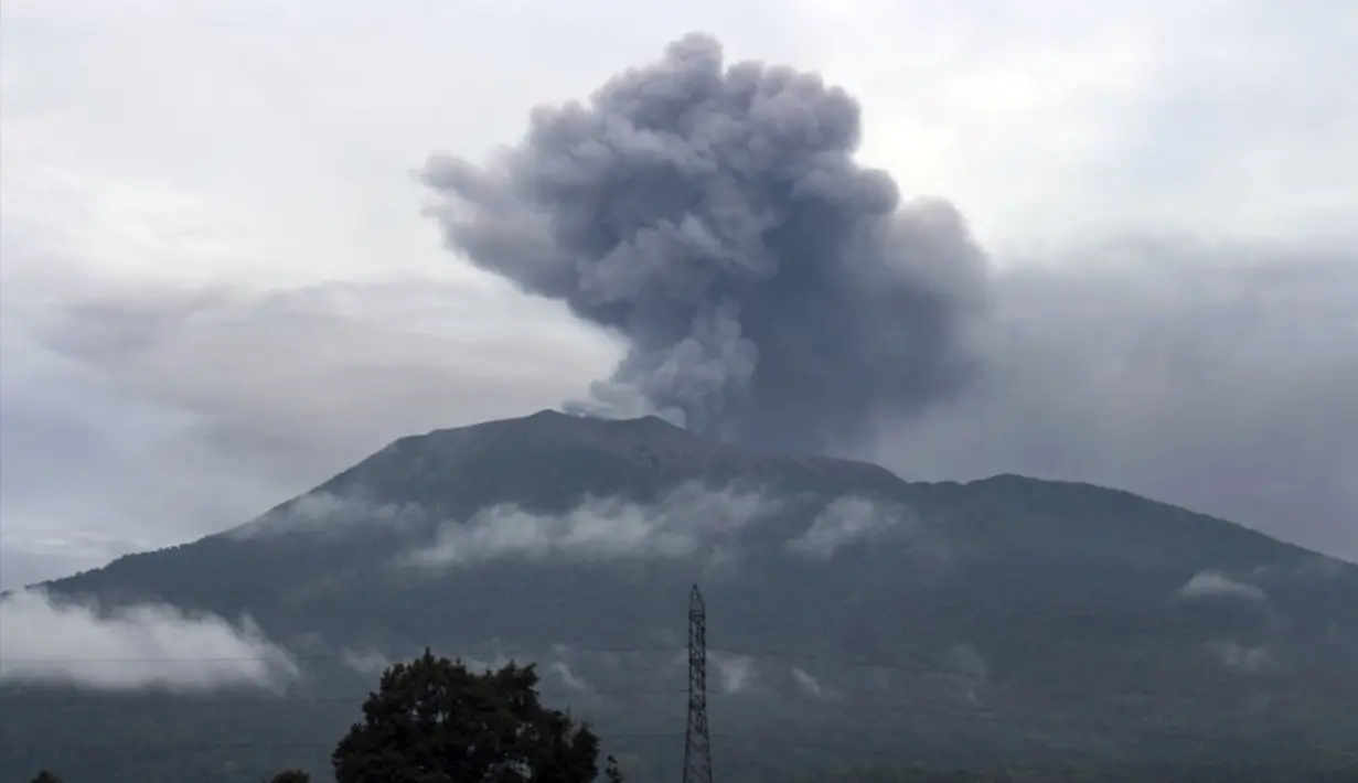 Badan Penanggulangan Bencana Daerah (BPBD) Kabupaten Agam mengungkap 28 pendaki sudah turun dari Gunung Marapi. Sembilan orang yang menjalani perawatan di rumah sakit, 19 pendaki sudah pulang ke rumah masing-masing, dan masih ada 26 pendaki yang belum turun dari Gunung Marapi. (ADI PRIMA/AFP)