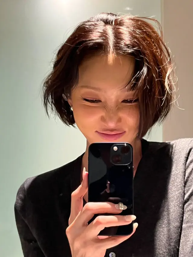 Tampilan Terbaru Maria Hwasa dengan Potongan Rambut Pendek