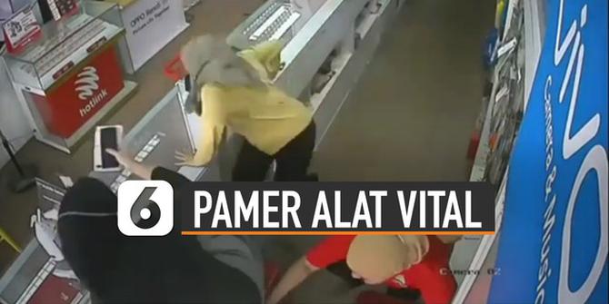 VIDEO: Pria Pamer Alat Vital Masuk Toko, Karyawati Kabur Lewat Etalase