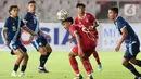 Pemain tengah timnas Indonesia U-20, Ginanjar Wahyu Ramadhani (tengah) berusaha keluar dari adangan pemain Guatemala U-20 saat berlaga pada turnamen mini International Friendly Match di Stadion Utama Gelora Bung Karno, Selasa (21/2/2023). Timnas Indonesia U-20 harus menelan pil pahit kekalahan 0-1 dari Guatemala U-20. (Liputan6.com/Herman Zakharia)