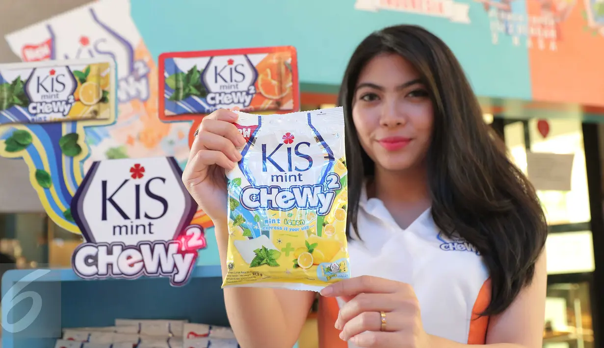 Model memperlihatkan permen Kiss Mint Chewy2 di Jakarta, Senin (7/3/2016). Kiss Mint Chewhy2 mengincar target penjualan untuk kalangan muda (Liputan6.com/Angga Yuniar)