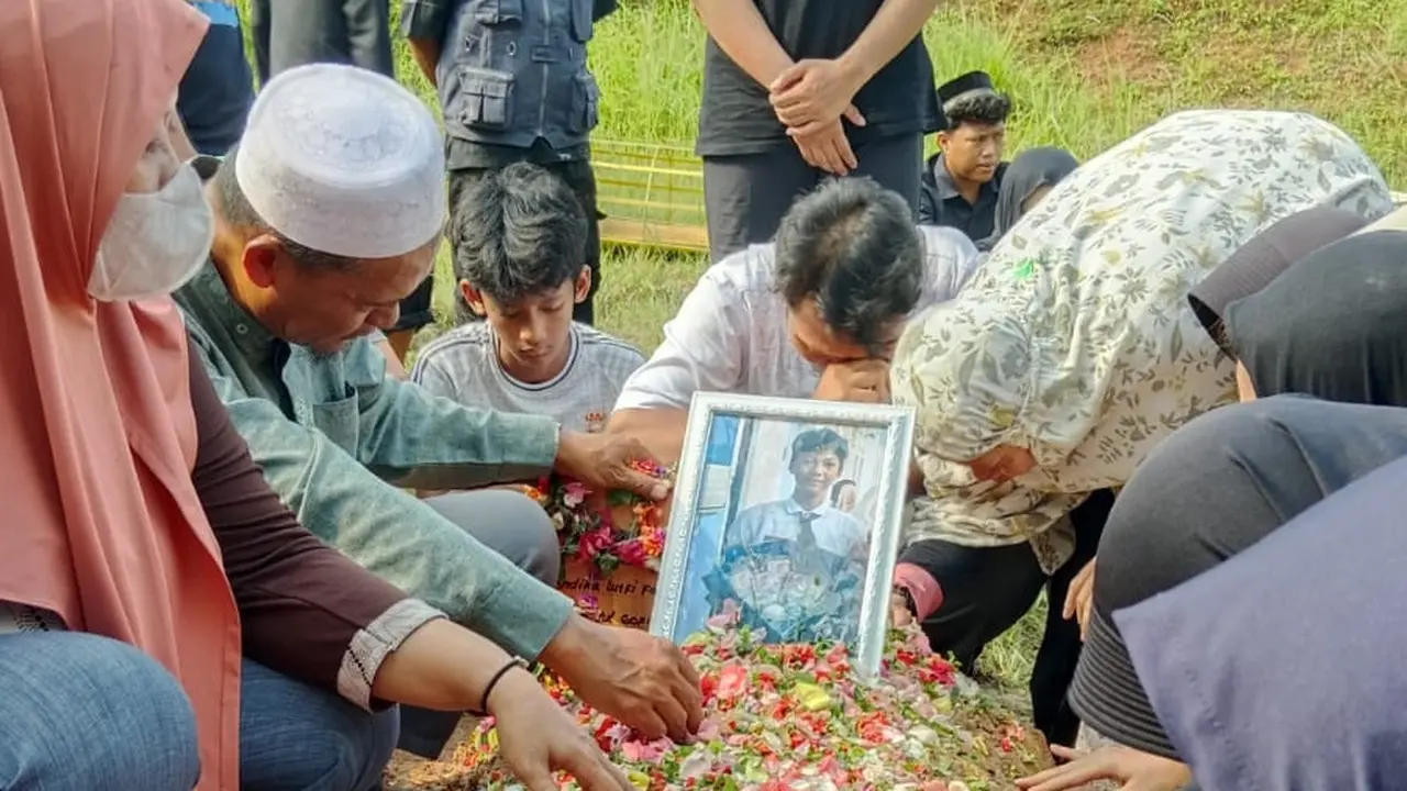 Pemakaman Andika korban kerusuhan dalam demo di Jakarta