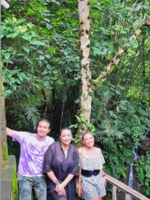 6 Momen Liburan Ajun Perwira dan Jennifer Ipel Ini Romantis