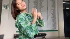 Azizah Salsha lulus SMA 2 tahun lalu. Ia tercatat sebagai siswi di SMA Al Azhar BSD. Momn Azizah pakai seragam identitas Al Azhar BSD ini curi perhatian karena parasnya yang menawan. (Liputan6.com/TikTok/azizahsalshaa)