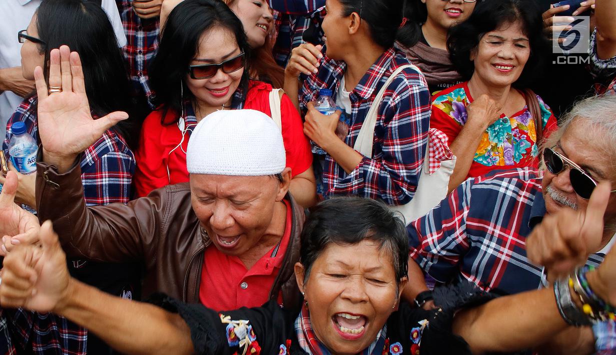 Pendukung berkumpul jelang dibebaskannya Basuki Tjahaja Purnama atau Ahok di Mako Brimob, Kelapa Dua, Depok, Jawa Barat, Kamis (24/1). Mereka bernyanyi dan meneriakkan yel-yel sambil menanti Ahok. (Liputan6.com/Herman Zakharia)
