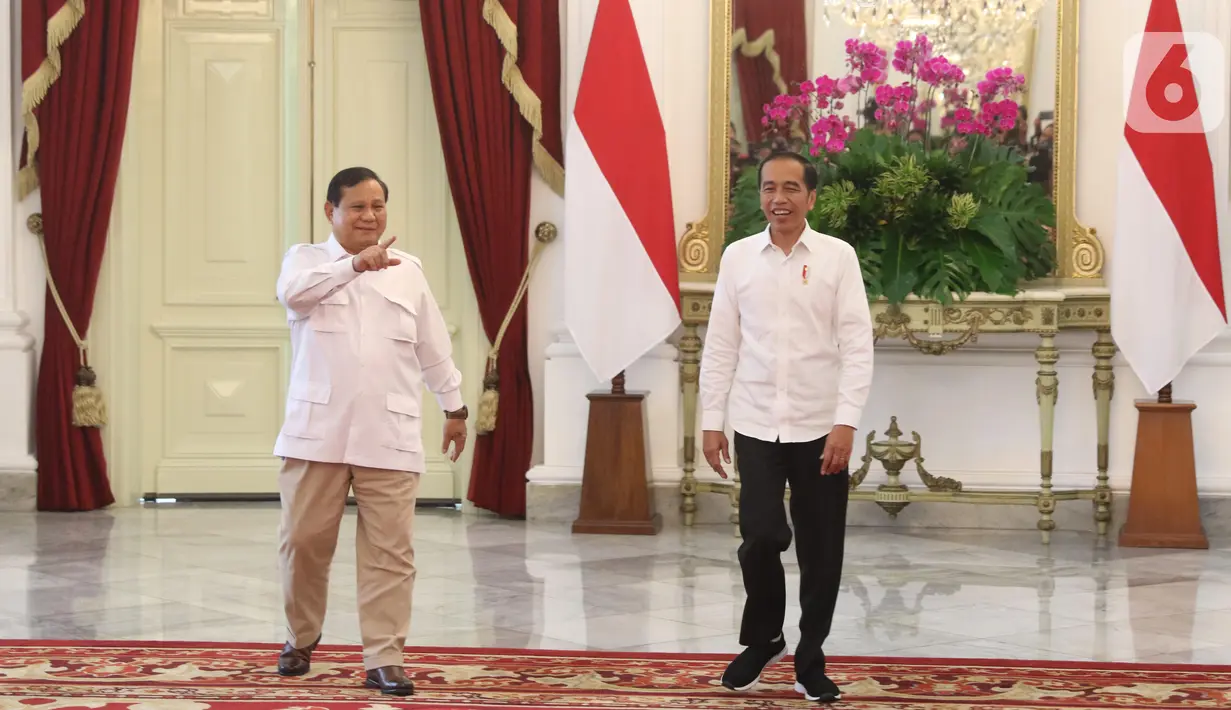 Presiden Joko Widodo saat menerima Ketua Umum Partai Gerindra Prabowo Subianto di Istana Merdeka, Jakarta, Jumat (11/10/2019). Dalam pertemuan tersebut mereka membahas permasalahan bangsa dan koalisi. (Liputan6.com/Angga Yuniar)