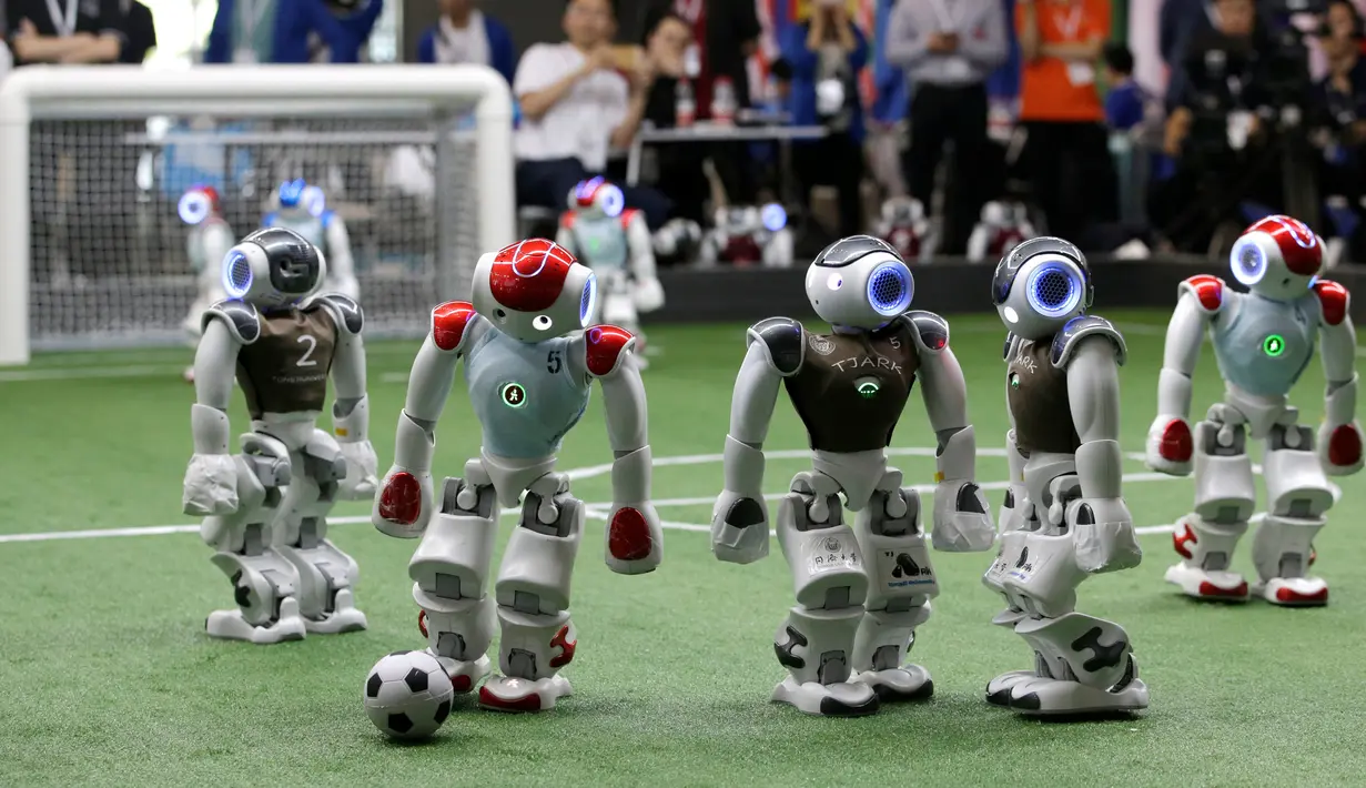 Pemain sepak bola robot menggiring bola dalam pertandingan RoboCup Asia-Pacific Tianjin Invitational Tournament 2019 di Tianjin, China, Jumat (17/5/2019). Kompetisi robot sepak bola ini merupakan bagian acara World Intelligent Congress. (REUTERS/Jason Lee)
