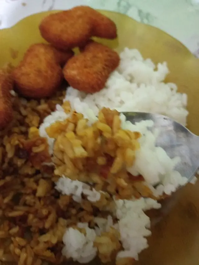 6 Cara Makan Nasi Goreng Untuk Buka Puasa Ini Nyeleneh Banget