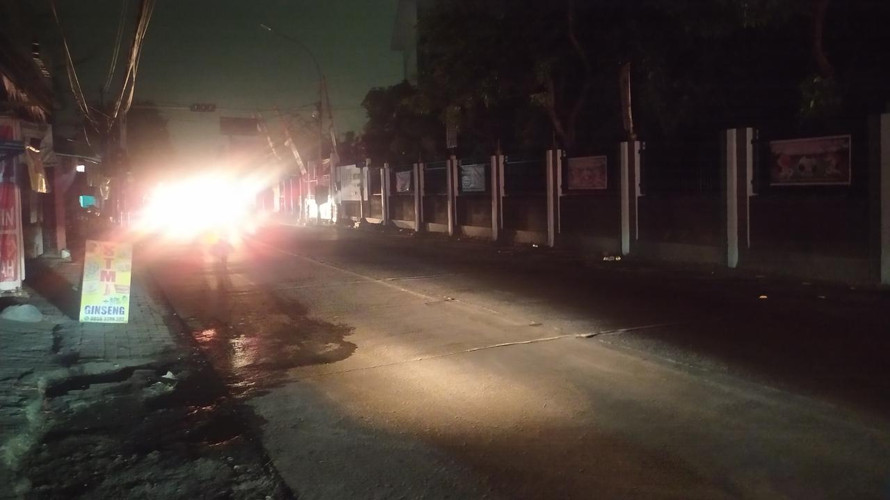 Suasana gelap karena listrik padam di sekitar Stadion GBT Surabaya usai pertandingan Indonesia versus Ekuador. (Istimewa)