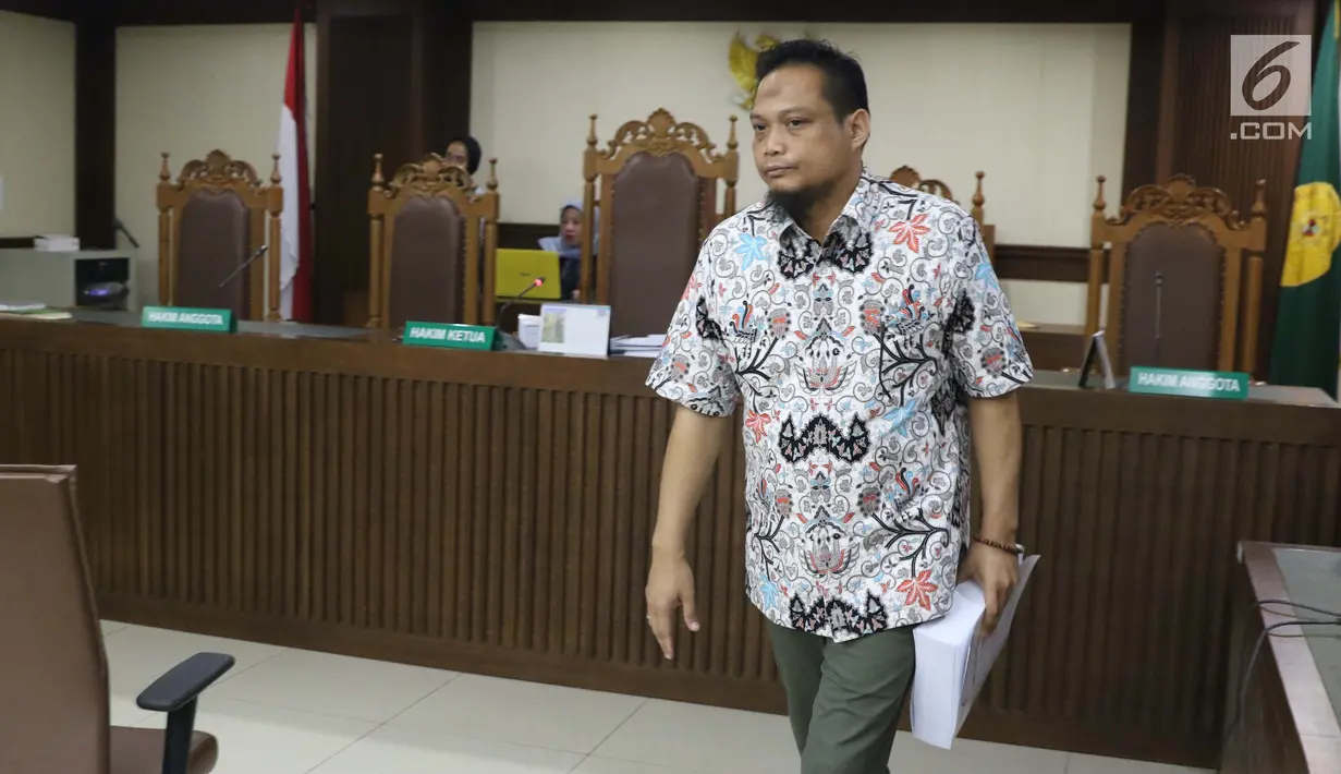 Panitera pengganti Pengadilan Tipikor Medan, Helpandi usai menjalani sidang pembacaan tuntutan di Pengadilan Tipikor, Jakarta, Kamis (14/3). JPU KPK berkeyakinan, Helpandi bersalah menerima uang suap dari Tamin Sukardi.  (Liputan6.com/Helmi Fithriansyah)