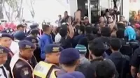 Ratusan pekerja terminal peti kemas Tanjung Priok, Jakarta Utara, berunjuk rasa