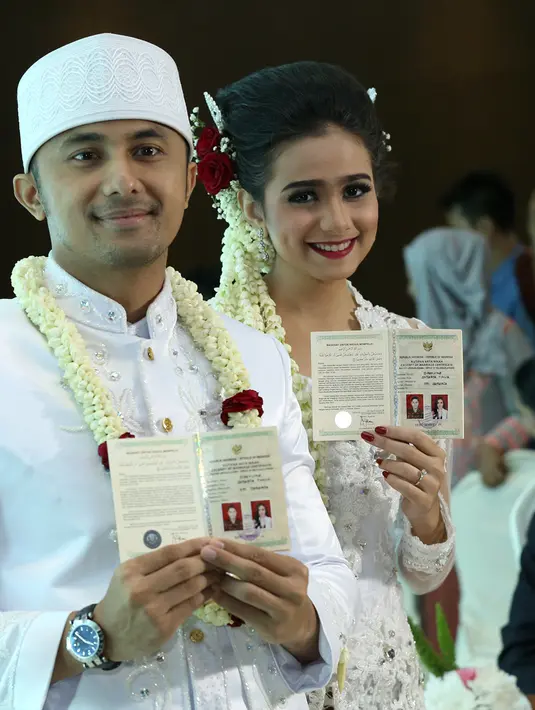 Hengky Kurniawan dan Sonya Fatmala memamerkan bukti bahwa sekarang mereka adalah suami istri. (Galih W. Satria/bintang.com)