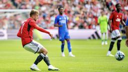 Pemain Manchester United, Mason Mount (kiri) menendang bola ke gawang Olympique Lyon dalam pertandingan ujicoba yang berlangsung di di Stadion Murrayfield, Rabu (19/07/23). (Twitter/@ManUtd)