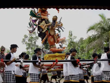 Umat Hindu mengarak Ogoh-ogoh dalam rangkaian upacara keagamaan Taur Agung di Serang, Banten, Jumat (20/3/2015). Upacara tersebut dalam rangka menyambut Hari Raya Nyepi Tahun Baru Saka 1937. (Liputan6.com/Andrian M Tunay)