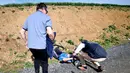 Petugas memberikan pertolongan kepada pembalap sepeda Belgia, Michael Goolaerts setelah terjatuh pada balapan klasik Paris-Roubaix di Prancis Utara, Minggu (8/4). Goolaerts jatuh di sektor kedua dari balapan sejauh 257 km. (DAVID STOCKMAN/Belga/AFP)