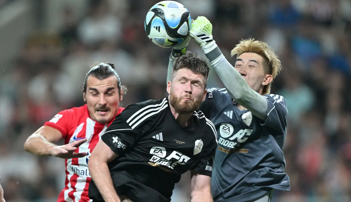 Setelah lima musim membela Leicester City sejak didatangkan pada awal musim 2018/2019 dari SC Freiburg, Caglar Soyuncu (kiri) akhirnya meninggalkan The Foxes setelah terdegradasi dari Premier League pada akhir musim 2022/2023. Berstatus bebas transfer, ia hengkang ke Atletico Madrid sabagai salah satu wakil Spanyol di Liga Champions musim ini. (AFP/Jung Yeon-je)