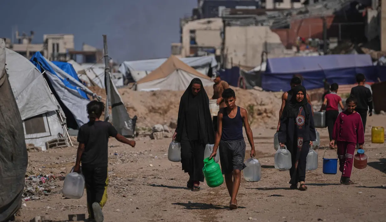 Ia mendesak pembukaan semua penyeberangan, termasuk Rafah, dan menjelaskan bahwa sejumlah besar bantuan telah terkumpul di Al-Arish, Mesir yang siap memasuki Gaza segera setelah penyeberangan dibuka. (AP Photo/Abdel Kareem Hana)