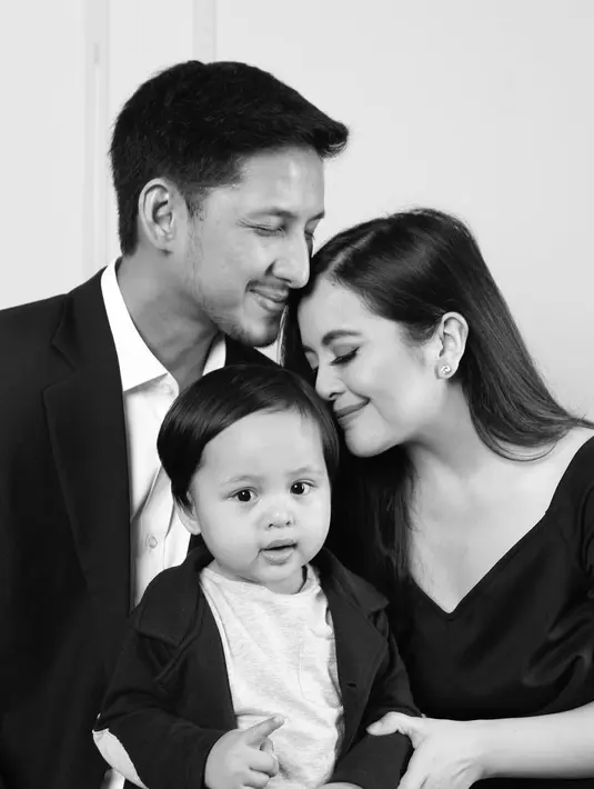 Dengan kalimat berbahasa Inggris, ibu satu anak ini mengibaratkan tahun 2020 seperti bermain wahan roller coaster. Ada pahit dan manis yang dirasakan. (Instagram/tasyakamila)