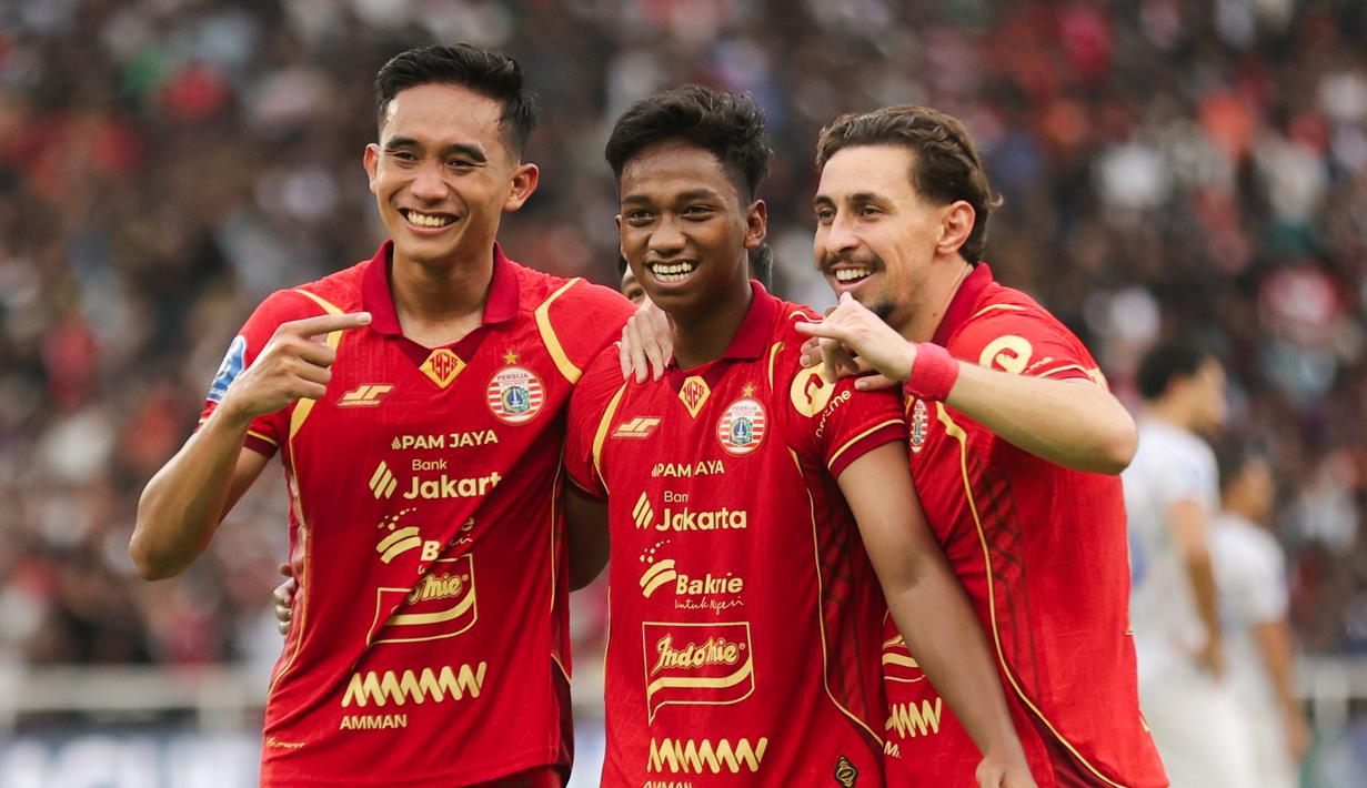 Aditya Warman (tengah) merayakan golnya bersama rekan satu timnya pada pekan ke-16 BRI Super League 2025/2026 di Stadion Utama Gelora Bung Karno (SUGBK), Jakarta Pusat, Sabtu (3/1/2026) sore WIB. (Bola.com/Abdul Aziz)