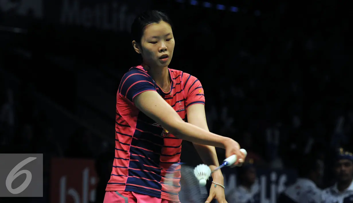 Pebulutangkis unggulan ketiga asal Tiongkok, Li Xuerui melakukan serve saat laga melawan Ruselli Hartawan (Indonesia) di BCA Indonesia Open di Istora Senayan Jakarta, Selasa (31/5). Ruselli kalah 21-16, 8-21. 11-21. (Liputan6.com/Helmi Fithriansyah)