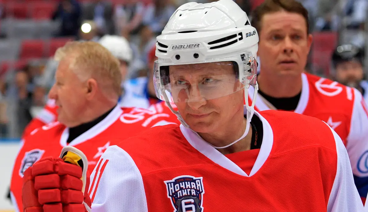 Presiden Rusia, Vladimir Putin usai mengikuti pertandingan persahabatan dalam hoki es Night League di Sochi, Rusia, (10/5). Dalam pertandingan persahabatan ini Putin mencetak 7 poin. (Alexei Druzhinin/Sputnik, Kremlin Pool Photo via AP)