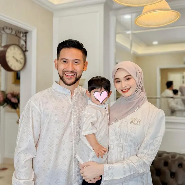 Pernah Viral Menikah di Usia 16 Tahun, Ini 6 Potret Keluarga Kecil Sabrina Salsabila