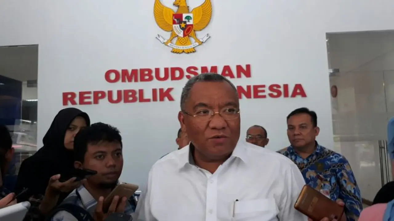 Pengacara David Tobing mengadukan pembebanan biaya top up uang elektronik ke Ombudsman RI, Senin (18/9/2017). (Ilyas/Liputan6.com)