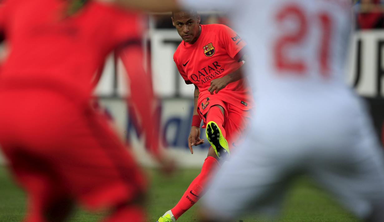 Aksi Neymar mencetak gol kedua Barcelona  (REUTERS/Marcelo del Pozo)